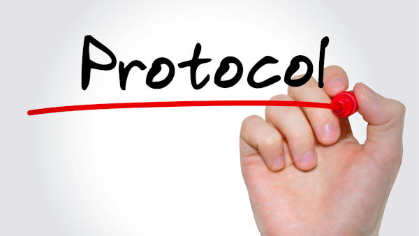 “Mi scrivi un attimo?” “Ti chiamo al volo?” “Hai visto il messaggio?”
Giornate intere così. A volte ti senti un centralino umano: rispondi, corri, sistemi, ma quando guardi cosa hai costruito davvero… poco. È come se essere sempre reperibile fosse diventato un dovere non scritto. Il punto è che paghi un prezzo: frammentazione, stanchezza mentale, progetti che non avanzano.
Qui non faremo crociate contro smartphone o chat. Ti propongo un protocollo semplice, discorsivo, da persona occupata a persona occupata: 20 minuti per rimettere ordine e spezzare il loop delle notifiche, senza scomparire né sembrare scortese. È il Metodo O.R.A. applicato alla vita reale: Osserva, Ricerca, Agisci.
Perché le notifiche ti tengono in ostaggio (anche quando ti servono)
Non sono il Male. Ti aiutano a non perdere pezzi. Il problema è quando decidono loro la tua giornata. Ogni “ping” è una piccola deviazione: ti sposti, perdi il filo, ti serve energia per rientrare. Sommate, queste micro-deviazioni consumano più di una riunione lunga.
E c’è un inganno: essere sempre reperibile ti fa sentire utile. In realtà, se rispondi a tutto subito, rischi di lavorare solo sugli urgenziometro degli altri.

O.R.A. in pratica (2 minuti per capire, non tecnico)
•	Osserva: quando e perché ti perdi nelle notifiche.
•	Ricerca: qual è la vera paura dietro al “rispondo subito” (deludere? perdere opportunità? sentirti fuori dal giro?).
•	Agisci: metti in campo un protocollo breve, chiaro e gentile. Non sparisci: scegli.

Il protocollo dei 20 minuti (4 passi da 5 minuti)
Funziona così: ti prendi 20 minuti, anche in mezzo al caos, e fai questi passaggi nell’ordine. Non serve l’app perfetta: bastano agenda, note e un pizzico di onestà.
1) 5 minuti – Foto del momento
Guarda l’ultima ora: quanti messaggi hai aperto, quante chiamate hai accettato, quante volte hai saltato da un compito all’altro. Scrivi tre righe: “Mi interrompo di più quando…”, “Chi mi interrompe di più…”, “Cosa interrompo io per rispondere…”.
Non giudicare: prendi atto. Se tutto gira sul fatto di essere reperibile, ci sta, ma ora lo vedi.
2) 5 minuti – Micro-confini gentili
Scegli una frase pronta per ciascun canale (chat, mail, telefono). Devono suonare rispettose e chiare.
Esempi:
•	Chat: “Ti rispondo entro le 12, ora chiudo un lavoro.”
•	Mail: “Ricevuto. Torno con una risposta completa entro domani mattina.”
•	Telefono: “Sono in focus 30 minuti, ti richiamo alle 11:10.”
Non è muro, è chiarezza. Resti reperibile, ma con un perimetro.
3) 5 minuti – Slot di risposta dichiarati
Decidi due finestre da 15–20 minuti oggi per gestire messaggi/mail. Mettili in agenda con un nome visibile (es. “Risposte 12:00–12:20” e “Risposte 16:30–16:50”). Così smetti di rispondere sempre “al volo” e inizi a radunare le risposte. Tra uno slot e l’altro, lavori davvero.
Tip: se ti aiuta, attiva la modalità “non disturbare” solo in quei blocchi di lavoro profondo; se temi emergenze, lascia due contatti in lista eccezioni. Continui ad essere reperibile per ciò che conta davvero.
4) 5 minuti – Le 3 azioni che fanno avanzare la giornata
Scrivi tre azioni di livello “sposta davvero” (non briciole). Una riga ciascuna. Decidi l’ordine. Promessa: prima di aprire il prossimo messaggio, fai almeno 10 minuti sulla prima. È il tuo ponte verso l’efficacia.

Esempi di vita vera (casa, lavoro, famiglia)
•	Professionista in smart working
Prima: chat aperta tutto il giorno, risposte immediate, file che procedono a scatti.
Dopo: slot risposte 11:30 e 16:00, frase gentile salvata come scorciatoia, una fascia mattutina senza interruzioni per il compito principale. Risultato: stessa disponibilità percepita, più pezzi chiusi.
•	Manager di reparto
Prima: “passi un attimo?” dieci volte al giorno, decisioni sempre spezzate.
Dopo: 15 minuti ogni ora per “domande rapide” dichiarati al team; resto del tempo su dossier chiave. Le persone sanno quando trovarti, e tu torni a guidare invece di rincorrere.
•	Genitore con giornata piena
Prima: risponde a tutto mentre cucina, guida, aiuta nei compiti. Stress.
Dopo: due micropause serali per allinearsi con chi serve; il resto è presenza vera in casa. Meno confusione, meno discussioni.

Come restare disponibile senza farti travolgere
Qui non stai diventando “quello che non risponde mai”. Stai esplicitando un ritmo. Alcuni accorgimenti pratici:
•	Dichiara il ritmo a chi lavora con te: “Rispondo entro due fasce orarie al giorno, se è urgente vero chiamami.”
•	Scegli un canale unico per le cose importanti (es. “Le decisioni finali passano per mail”). Meno dispersione = meno ansia da reperibile 24/7.
•	Chiudi il cerchio: quando rispondi, prova a dare un passo concreto (“Decido X entro venerdì, vi aggiorno qui”). Meno rimbalzi, meno rumore.

E se temi di perdere opportunità?
È la paura più comune. Prova questo esperimento: una settimana con il protocollo dei 20 minuti senza cambiare nient’altro. Misura tre cose:
1.	Quante richieste “si sgonfiano” da sole se non rispondi entro 5 minuti.
2.	Quanti pezzi porti a termine quando non sai di dover correre ogni secondo.
3.	Quanti malintesi riduci quando scrivi risposte più complete in blocco, invece che in dieci messaggini spezzati.
Scoprirai che essere reperibile non vuol dire essere istantaneo: vuol dire essere affidabile.

Errori da evitare (umani, frequentissimi)
•	Il tutto o niente: un giorno rispondi a tutto subito, il giorno dopo spegni il mondo. Scegli un ritmo sostenibile.
•	Confini non comunicati: se non dici come lavori, gli altri non possono rispettarlo. Una riga in firma o un messaggio fissato in alto bastano.
•	Slot che saltano sempre: se non proteggi le finestre di risposta, torni a rincorrere. Trattale come una riunione con te stesso.

Mini-kit “20 minuti” (scarno ma utile)
•	Un foglio o una nota con:
1.	tre righe di foto del momento,
2.	le frasi gentili pronte,
3.	i due orari di risposta di oggi,
4.	le 3 azioni che contano.
Tienilo a portata di mano. Ogni tanto riguardalo: stai educando il tuo contesto, non solo te stesso.

Primo passo oggi (adesso, davvero)
•	Prenditi 20 minuti.
•	Scrivi le tre righe della foto del momento.
•	Scegli le frasi gentili e salvale come scorciatoie.
•	Metti in agenda i due slot di risposta.
•	Segna le 3 azioni e fai 10 minuti sulla prima.
Poi, se vuoi, rispondi ai messaggi. Con calma. Con criterio. Resti reperibile, ma torni efficace.
